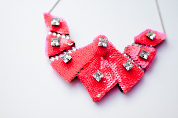 shourouk-collier-pink-cleo-necklace-c-paulinefashionblog.c.jpg